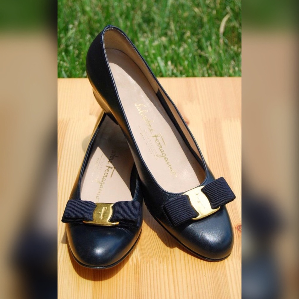 Salvatore Ferragamo Navy Vara Pump